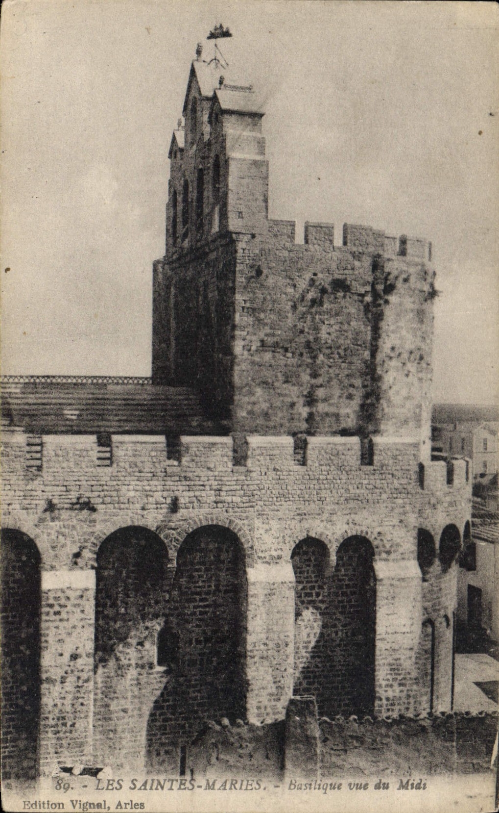 Les Saintes-Maries - Basilique vue du Midi — Édition Vigninal, Arles, n°89