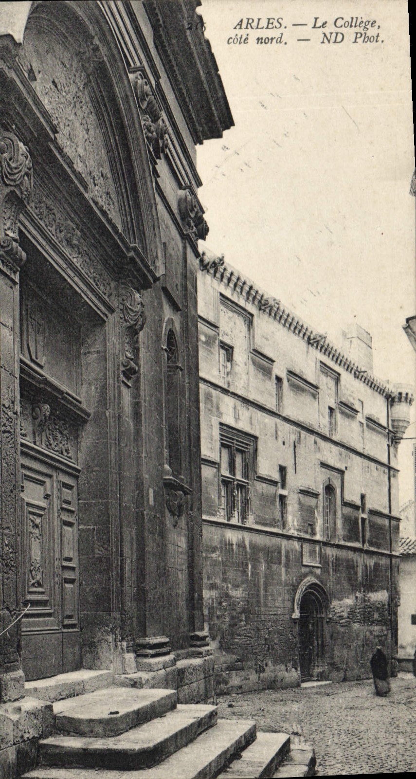 Arles — Le Collège, côté nord — ND Phot.