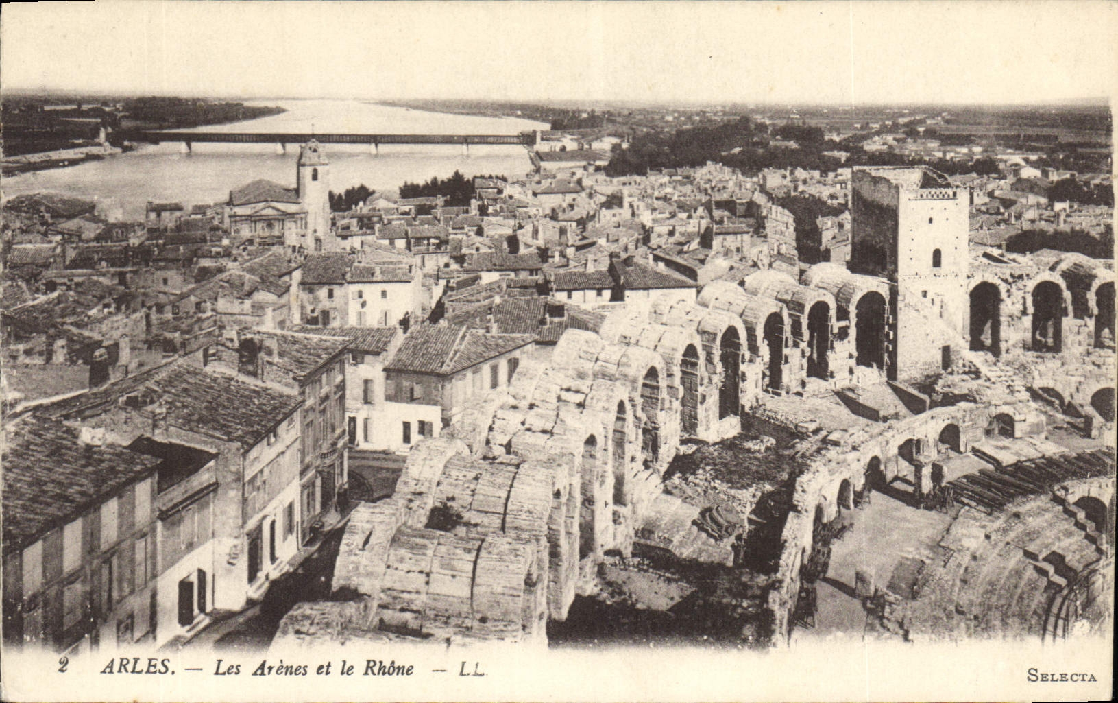 Arles — Les Arènes et le Rhône — Selecta