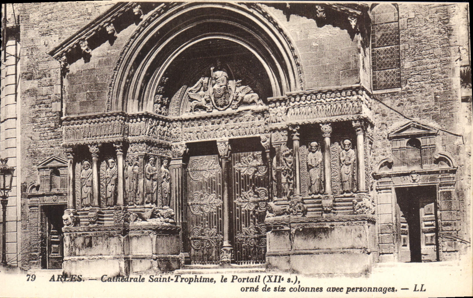 Arles — Cathédrale Saint-Trophime, le Portail (XIIe s.), orné de six colonnes avec personnages. — LL