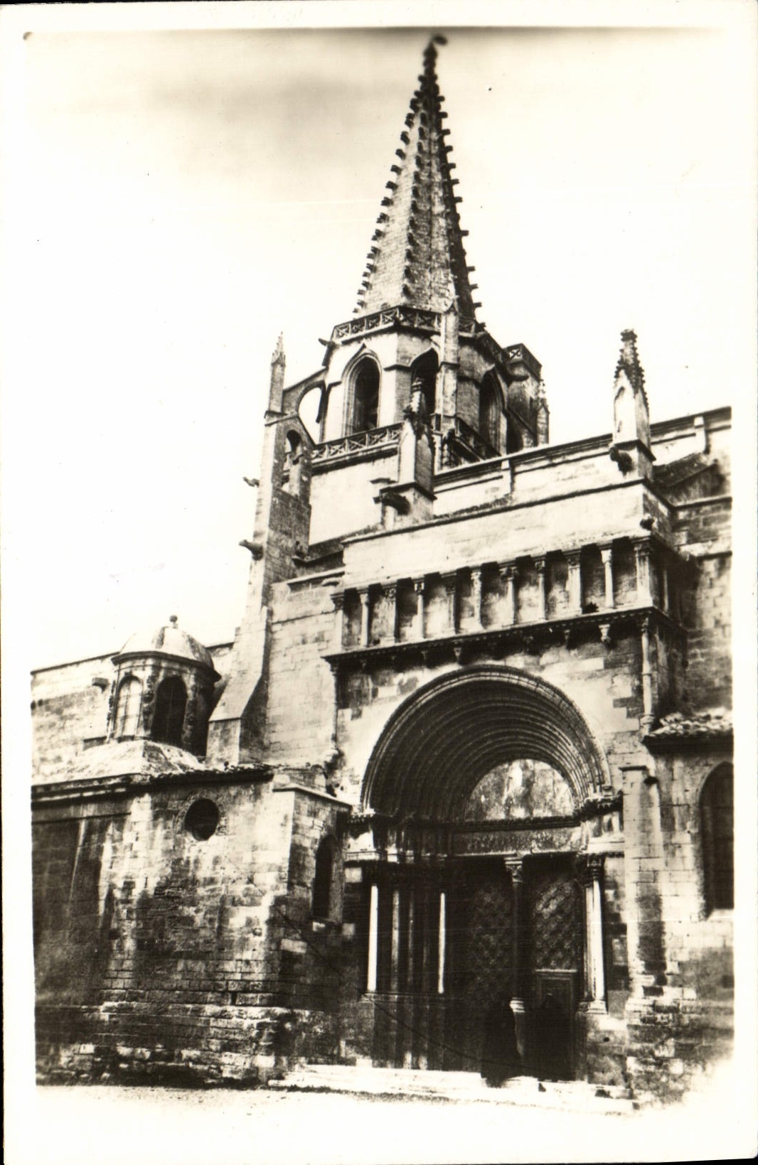 Tarascon (B.-du-R.) — Le Clocher de Sainte-Marthe — Cliché Paul Savar