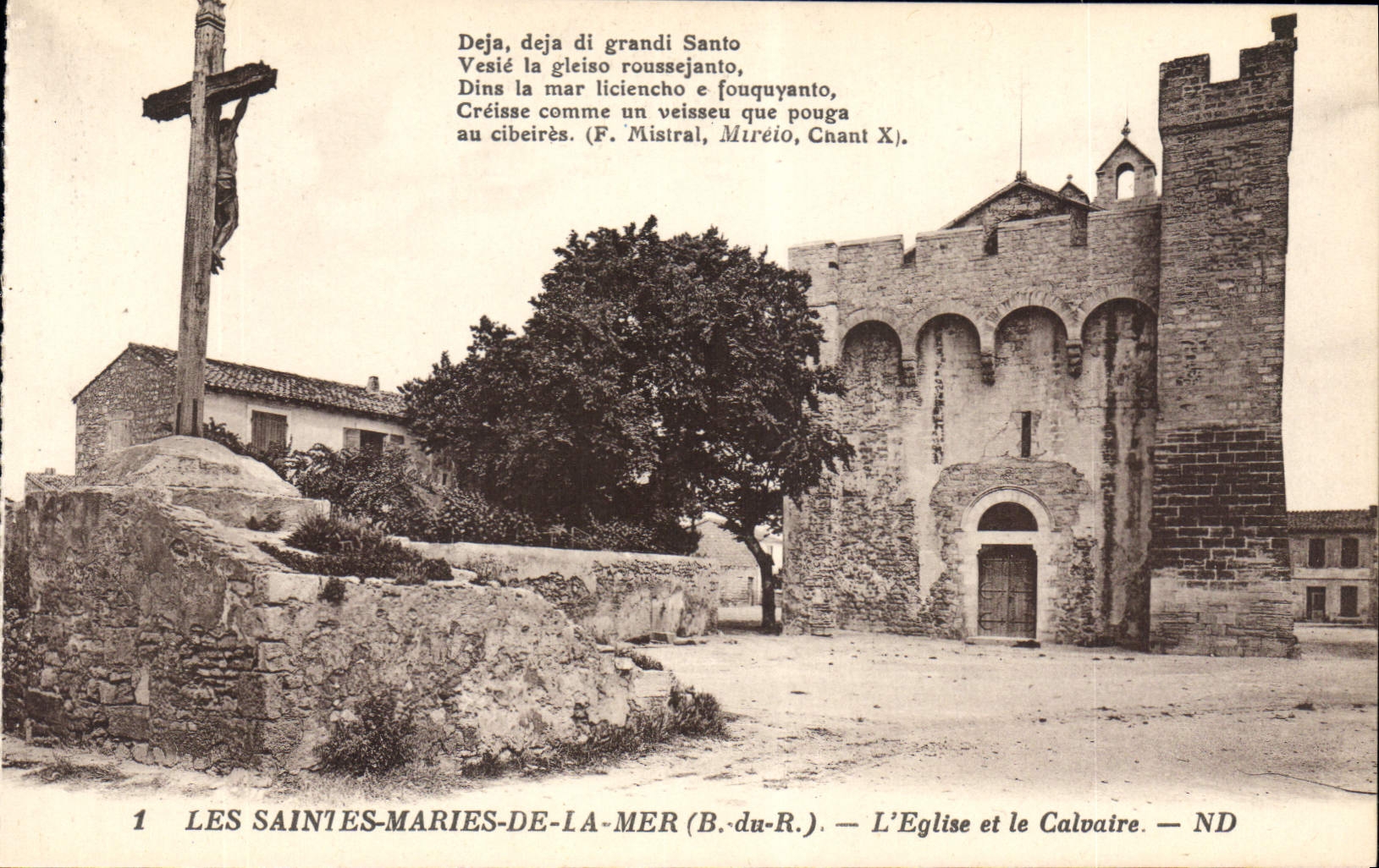 Les Saintes-Maries-de-la-Mer (B. du-R.) — L'Église et le Calvaire — ND