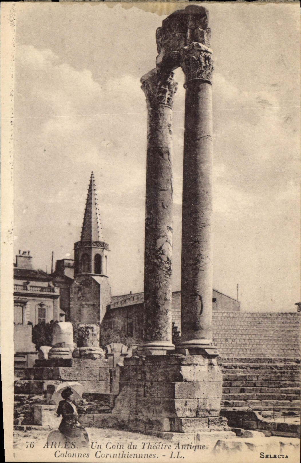 CPA Arles Un coin du Theatre Antique Colonnes 
