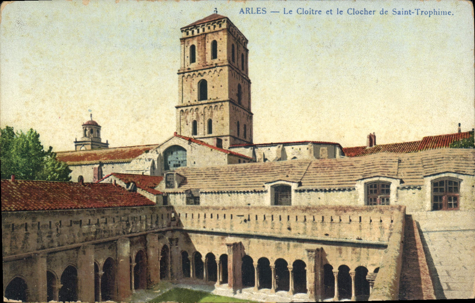 Arles — Le Cloître et le Clocher de Saint-Trophime.