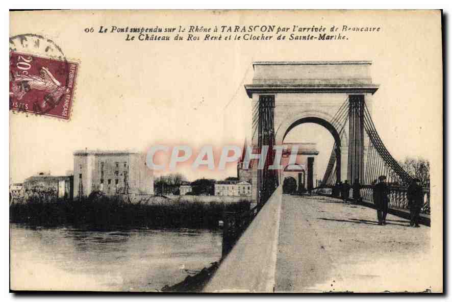 CPA Le Pont suspendu sur le Rhone a Tarascon par l'arrivee de Beaucaire Le Chateau du Roi Rene et le