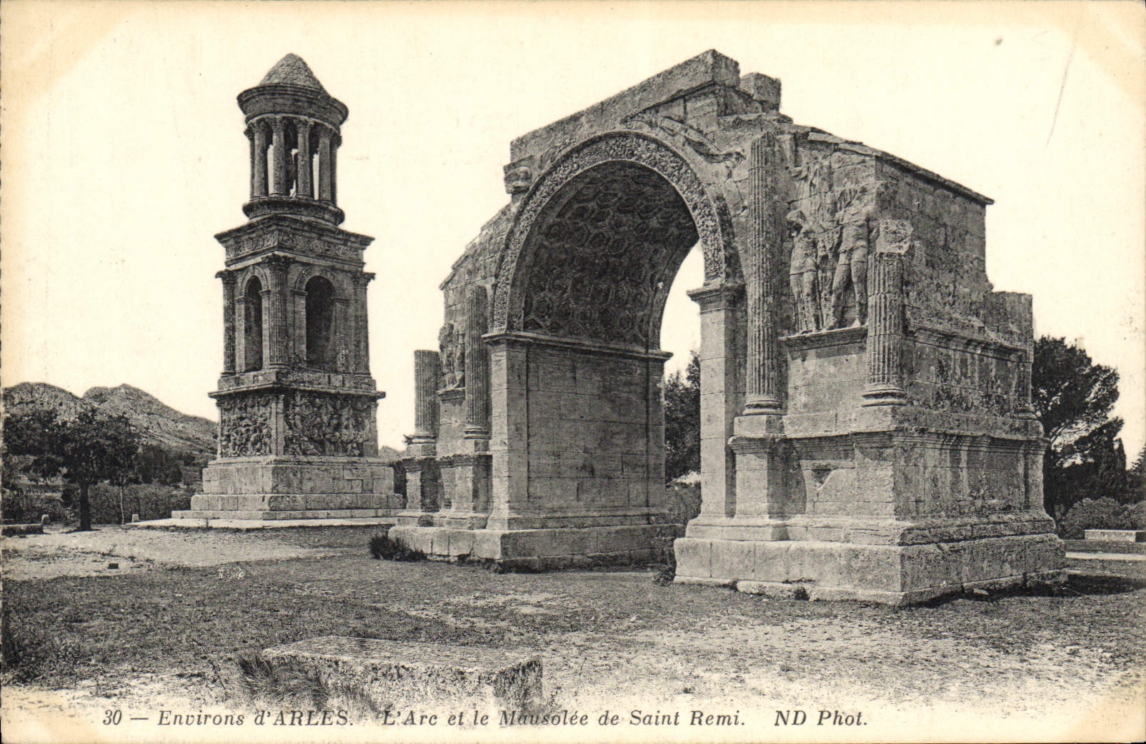Environs d'ARLES — L'Arc et le Mausolée de Saint Remi — ND Phot.