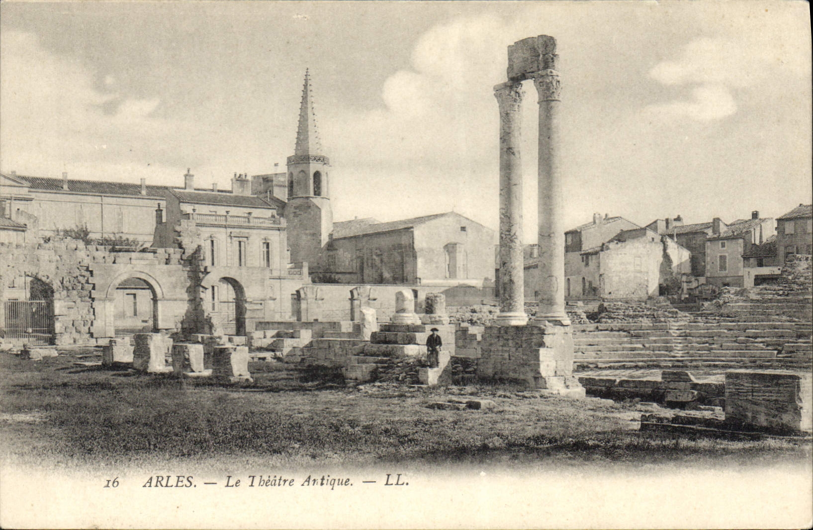 Arles — Le Théâtre Antique — LL. n°16