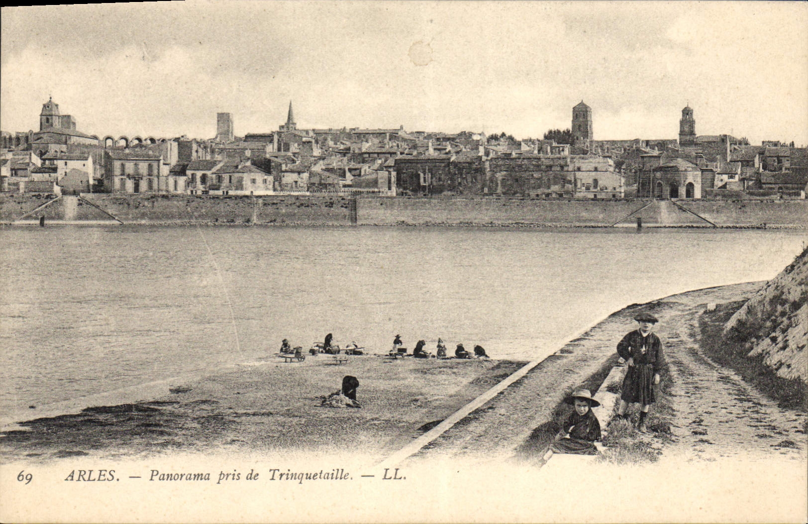 Arles — Panorama pris de Trinquetaille — LL, n°69