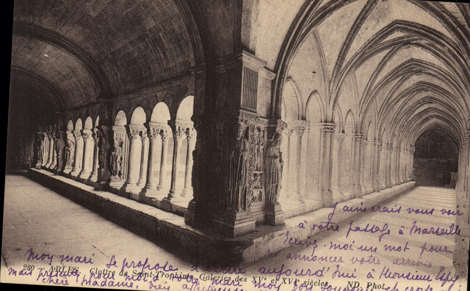 Arles — Cloître de Saint-Trophime, Galeries des XVᵉ et XVIᵉ siècles — ND. Phot.