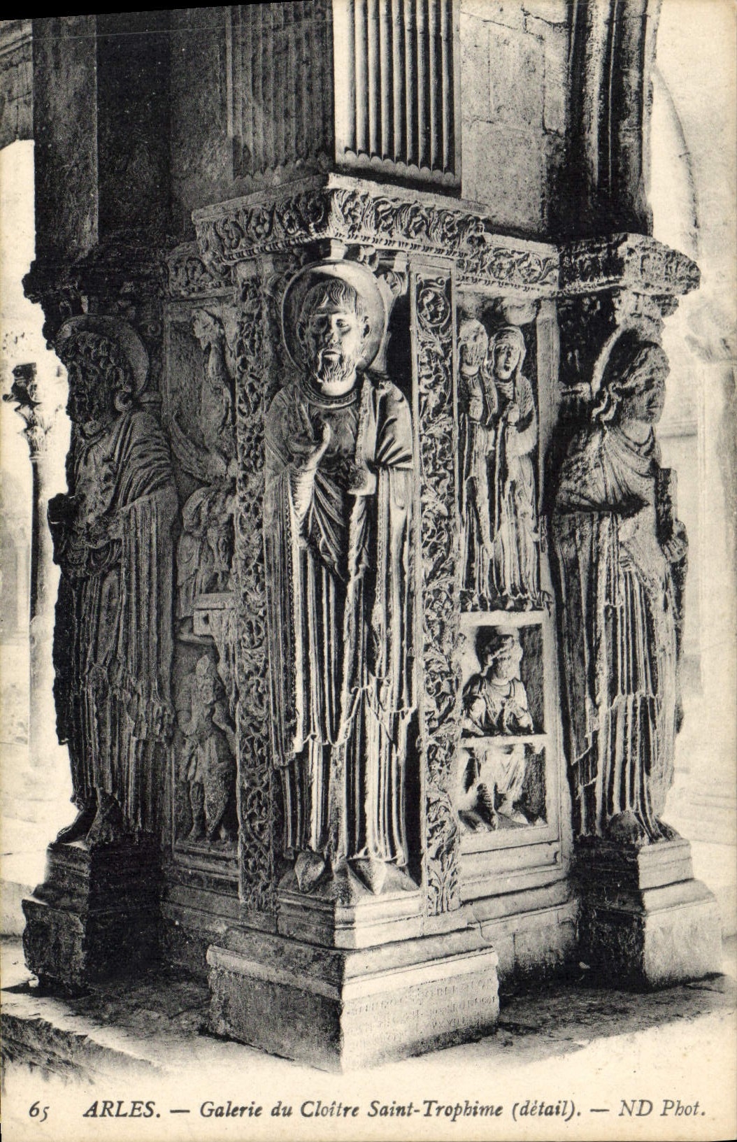 Arles — Galerie du Cloître Saint-Trophime (détail) — ND Phot.