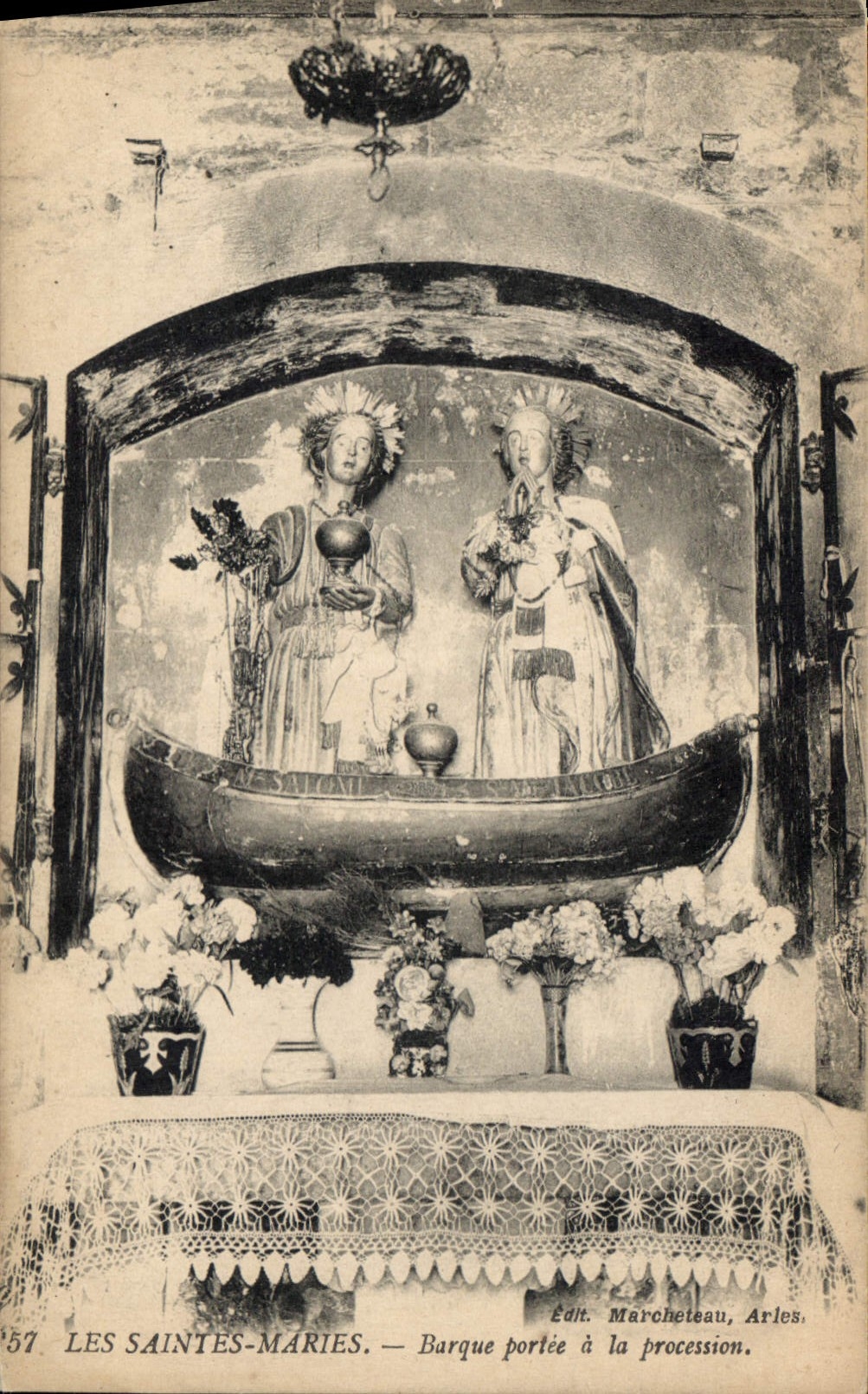Les Saintes-Maries — Barque portée à la procession — Edit. Marcheteau, Arles, n°57