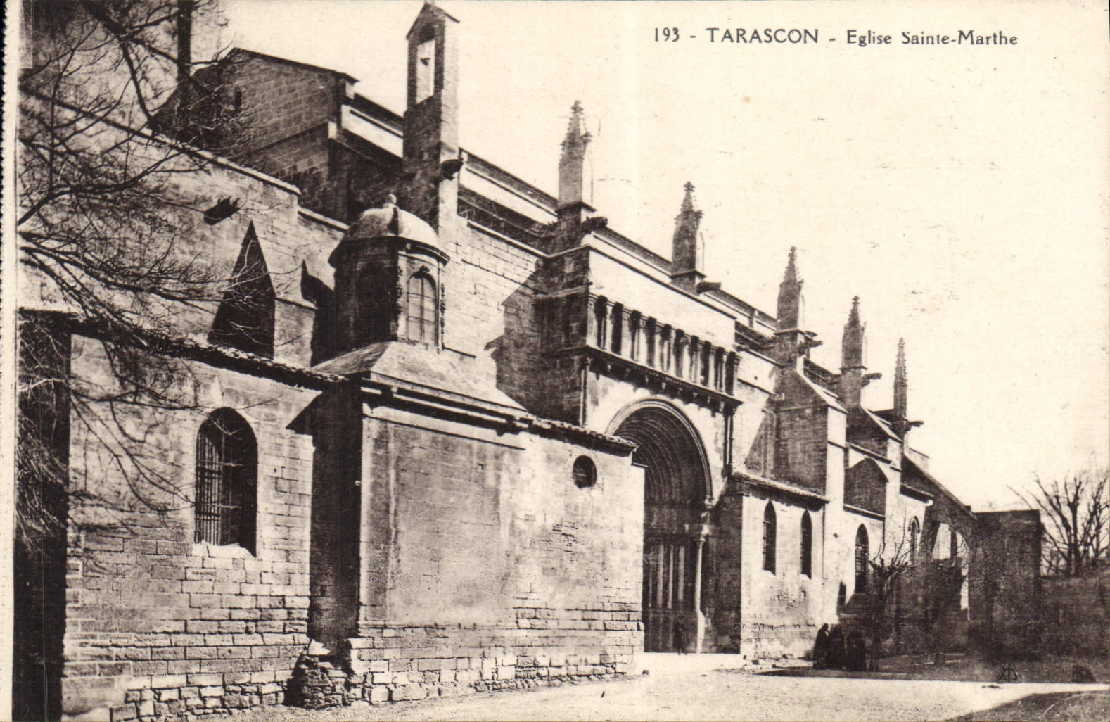 Tarascon - Église Sainte-Marthe — vue de l'édifice gothique avec son portail et son clocher, série 193