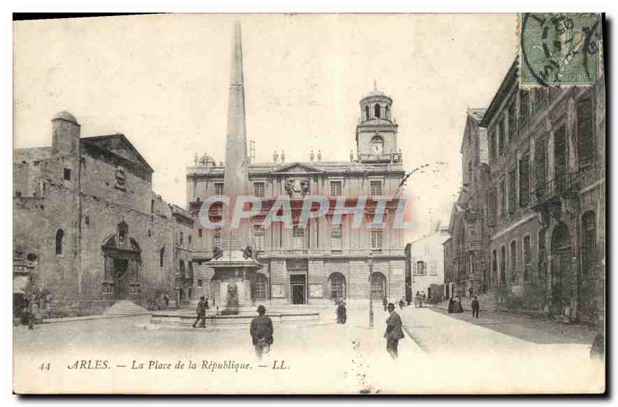 CPA Arles - La Place de la Republique