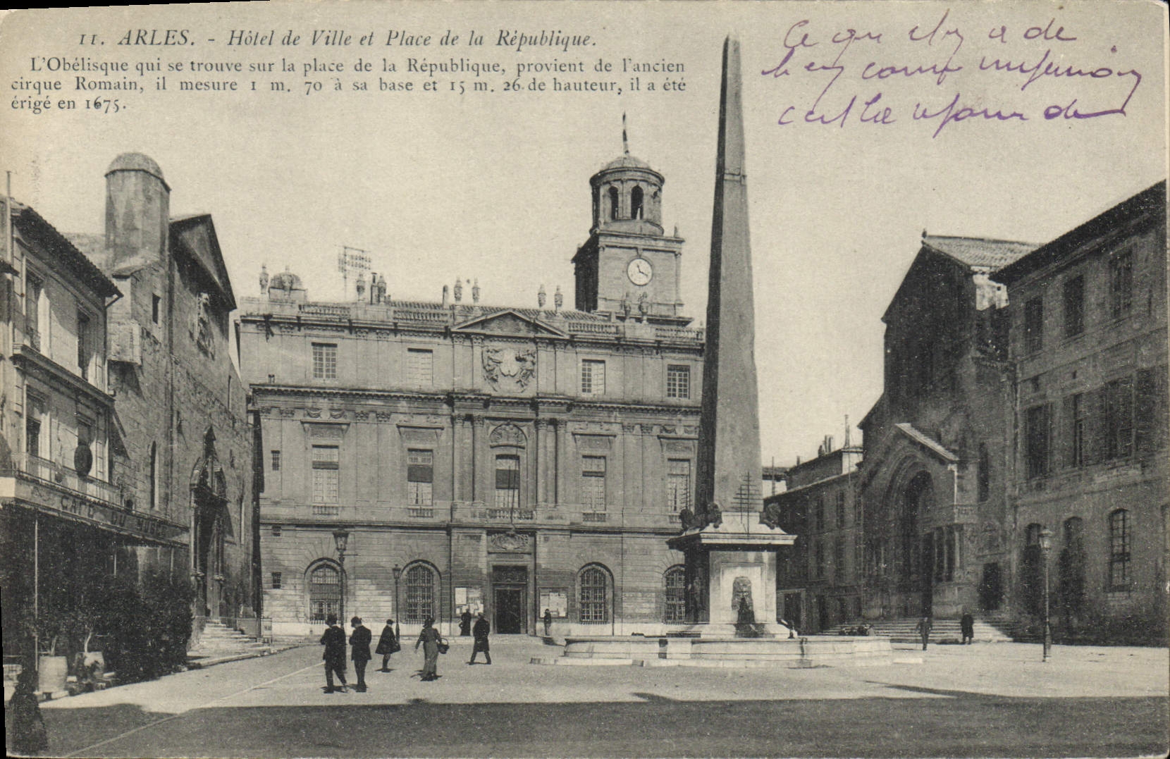 Arles - Rathaus und Place de la République — Obelisk aus dem alten römischen Circus, errichtet 1675.