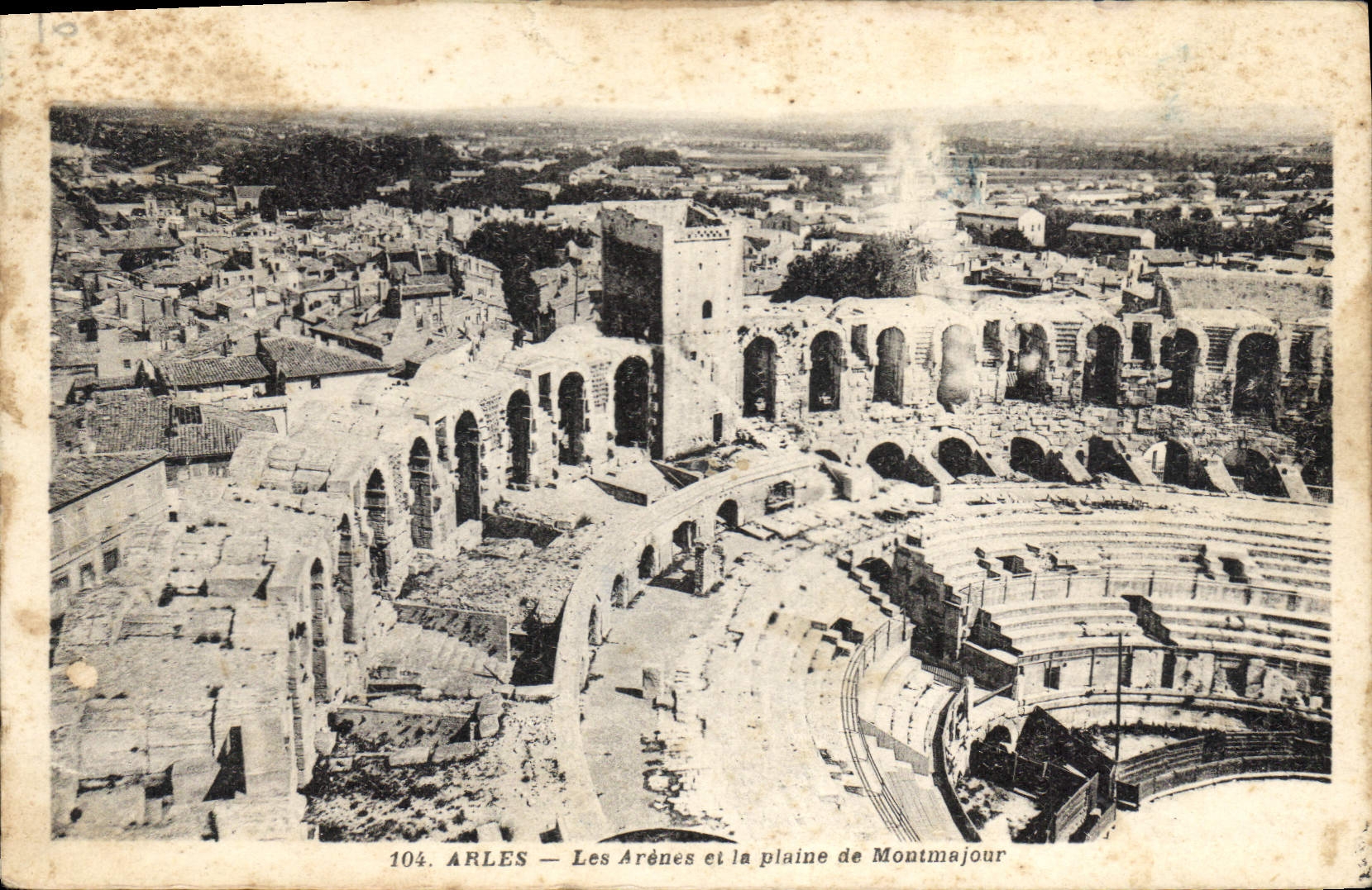 Arles — Les Arènes et la plaine de Montmajour — Photo Arles-sur-Rhône, n°104