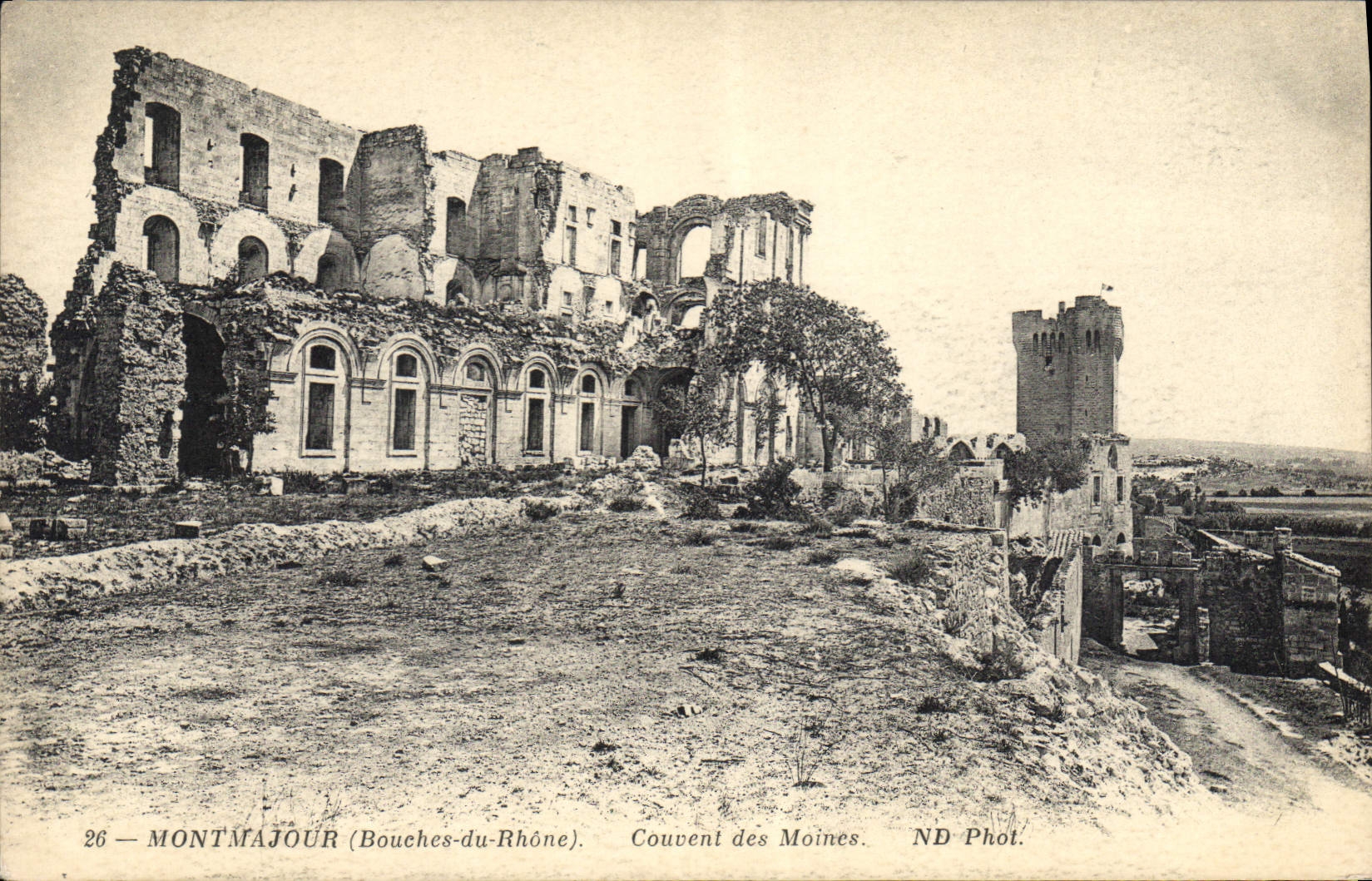 Montmajour (Bouches-du-Rhône) — Ruines du couvent des moines — ND Phot.