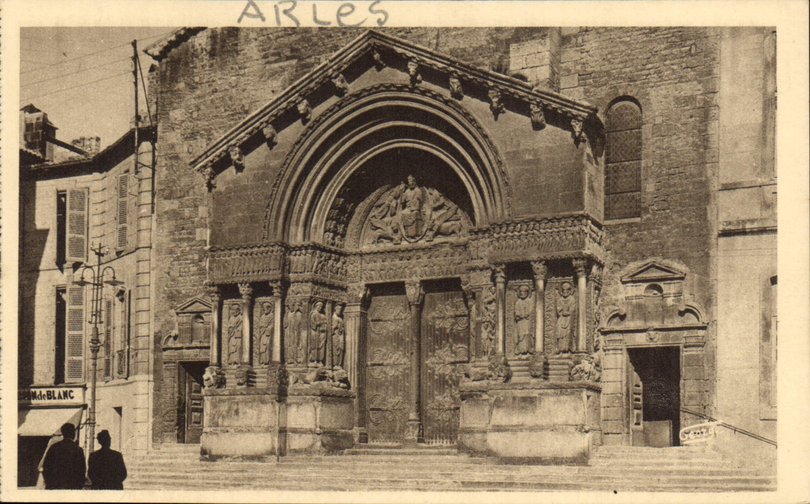 CPA Facade de la Cathedrale St-Trophime le plus beau morceau d'architecture romane de Provence (XII 