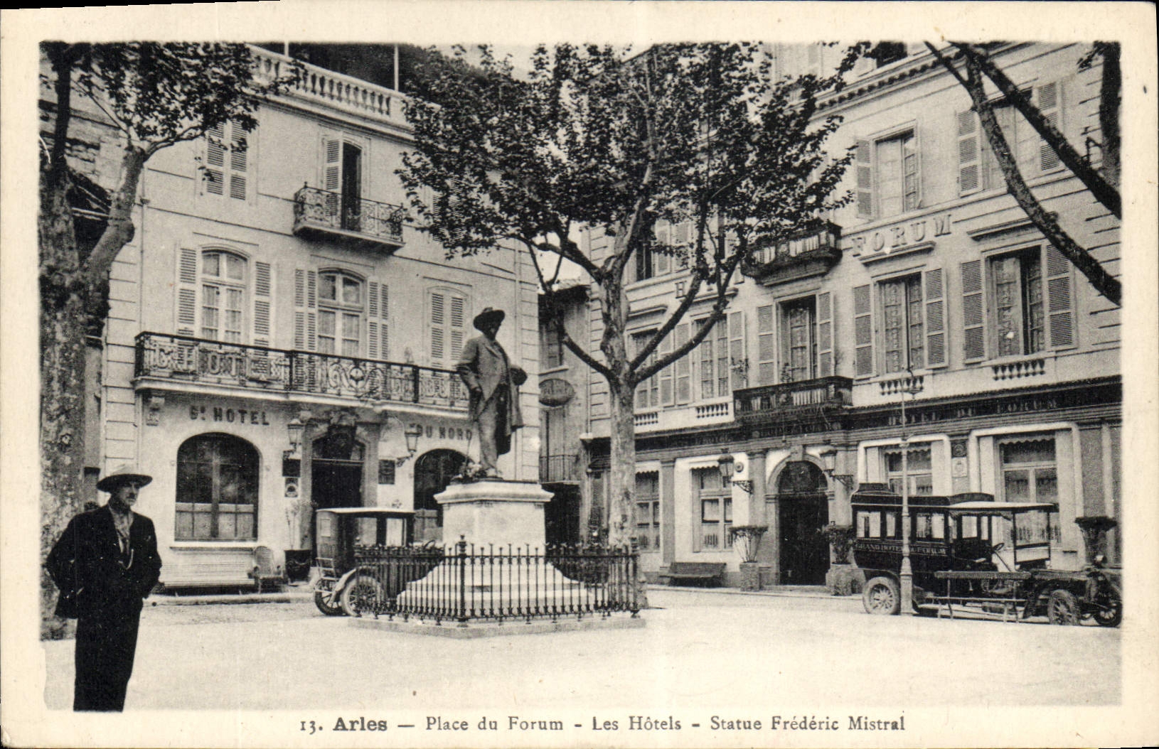 Arles — Place du Forum — Les Hôtels — Statue Frédéric Mistral
