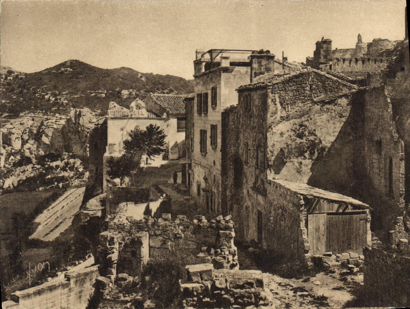 CPA Le Vallon de la fontaine a gauche la voie romaine Les Baux