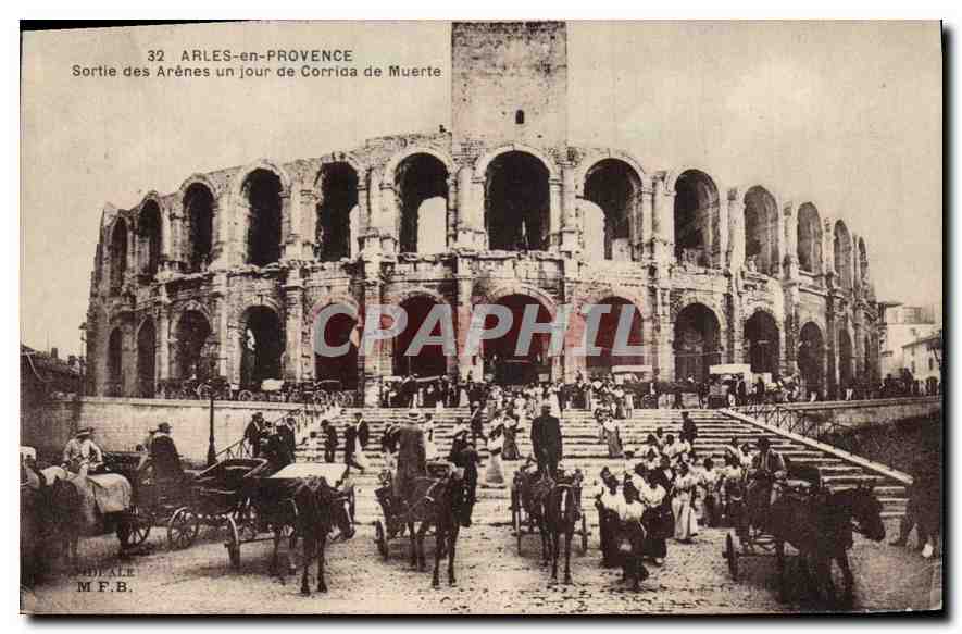 Arles-en-Provence — Sortie des Arènes un jour de Corrida de Muerte — éditeur M.F.B., n°32
