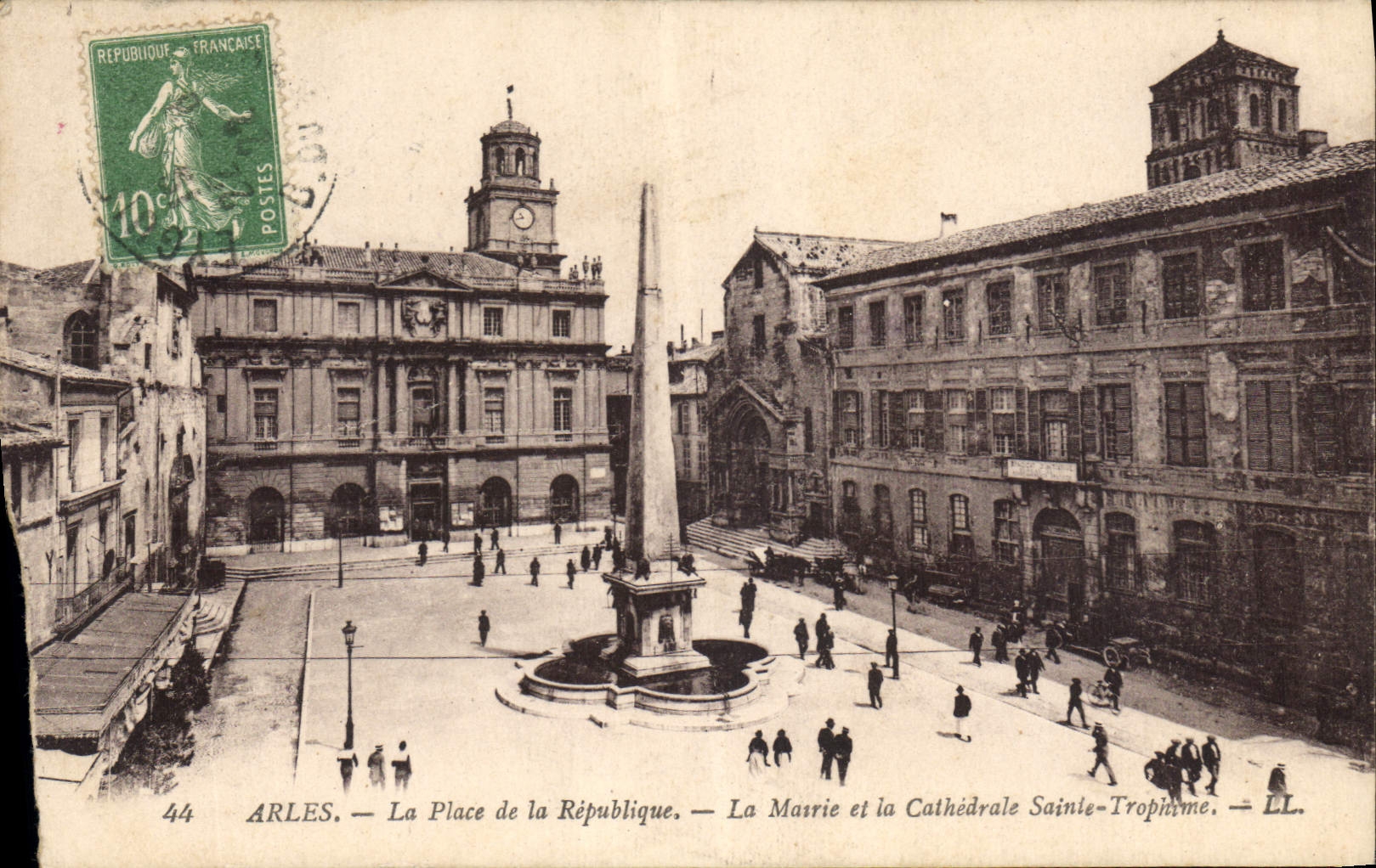 CPA Arles Place de la Republique La Mairie et la Cathedrale Sainte Trophime