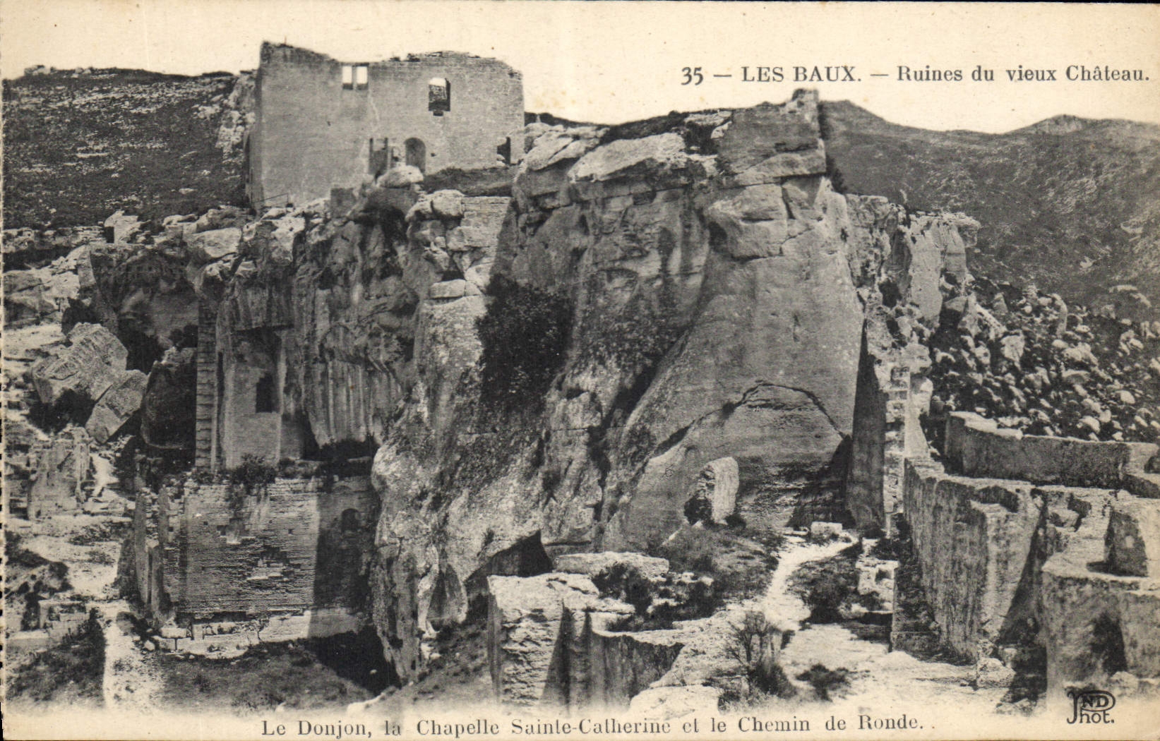 Les Baux — Ruines du vieux Château — Le Donjon, la Chapelle Sainte-Catherine et le Chemin de Ronde.