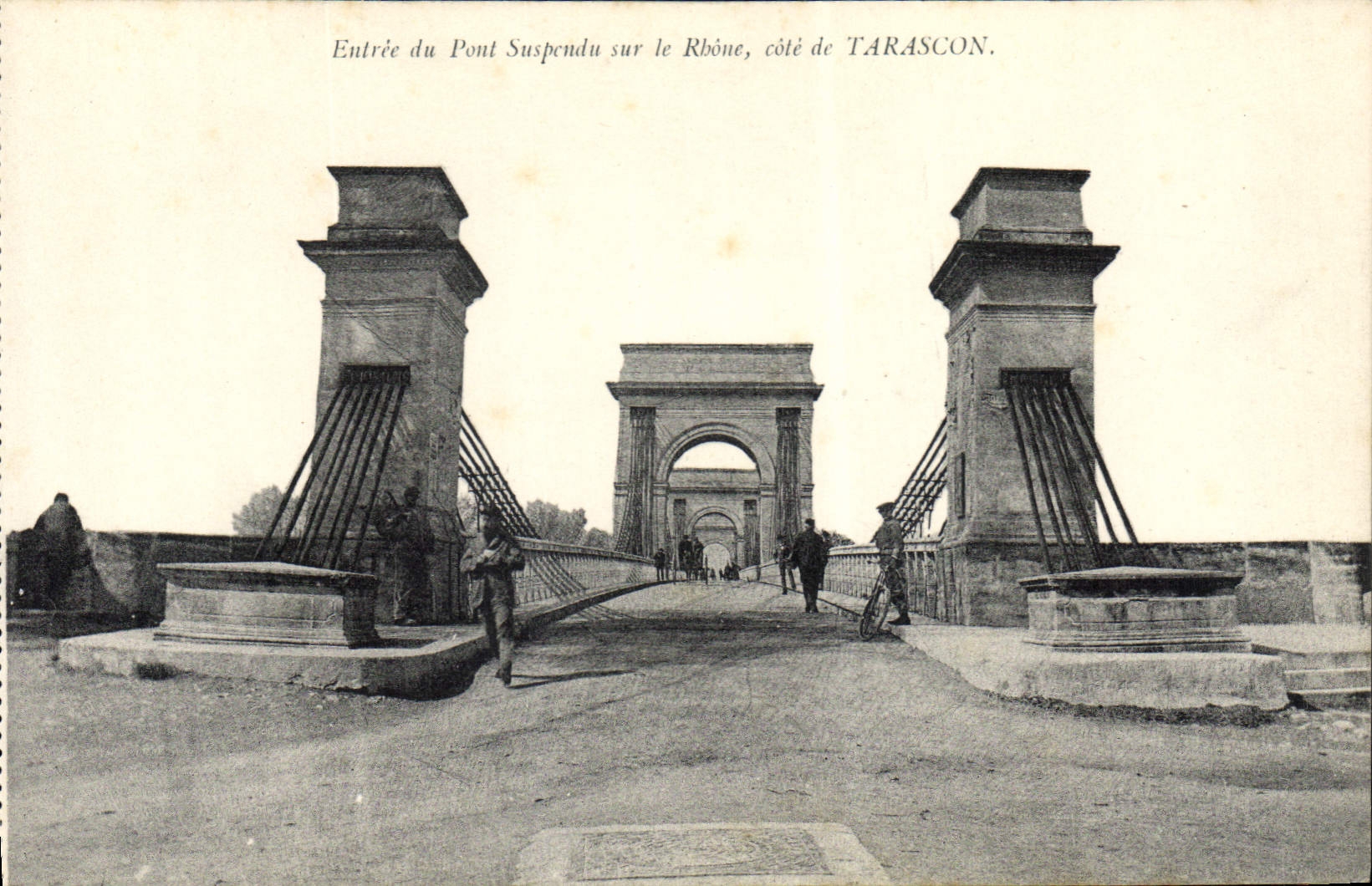 CPA Entree du Pont suspendu sur le Rhone  cote du Tarascon