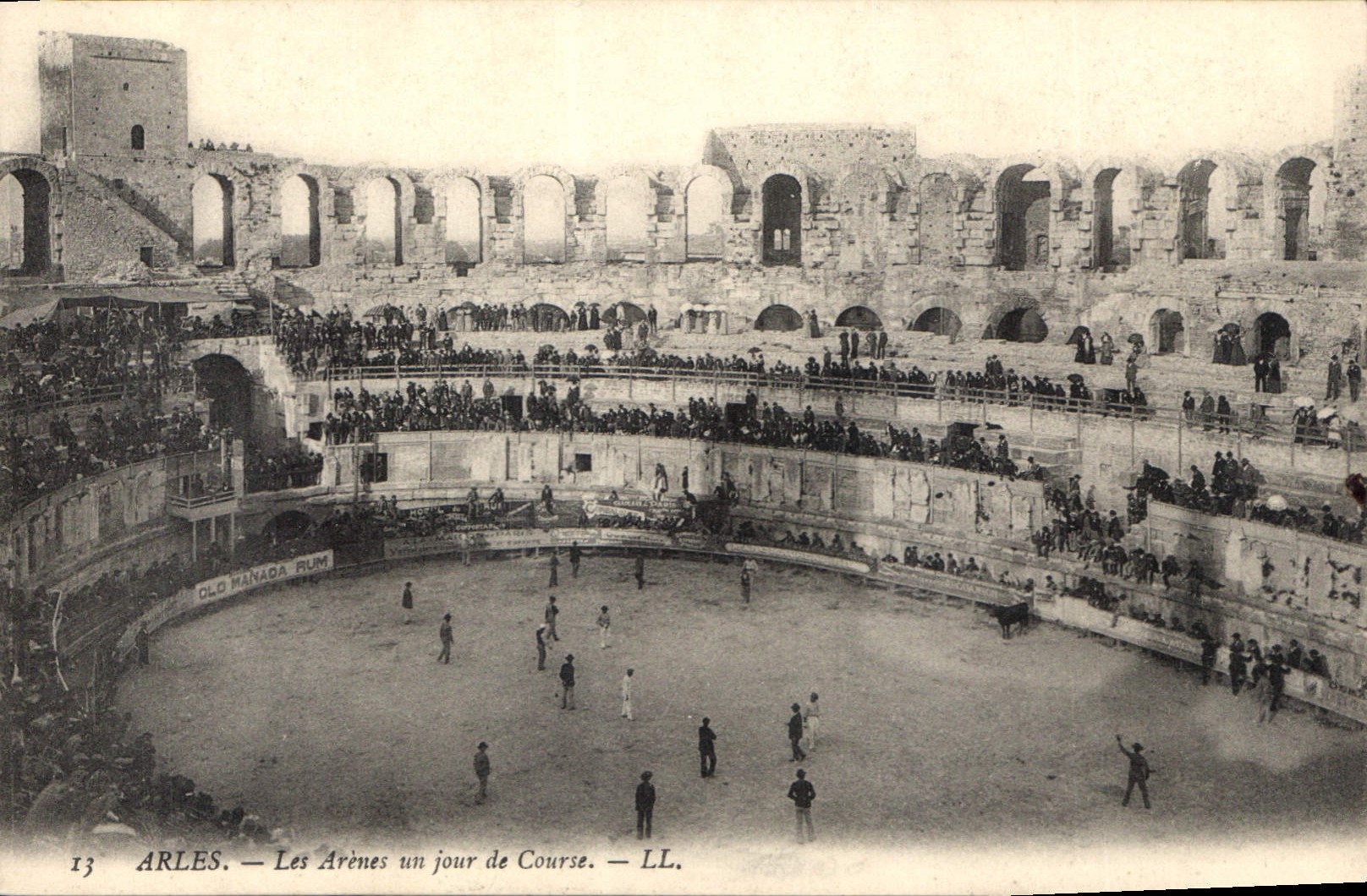 Arles — Les Arènes un jour de Course — LL. n°13