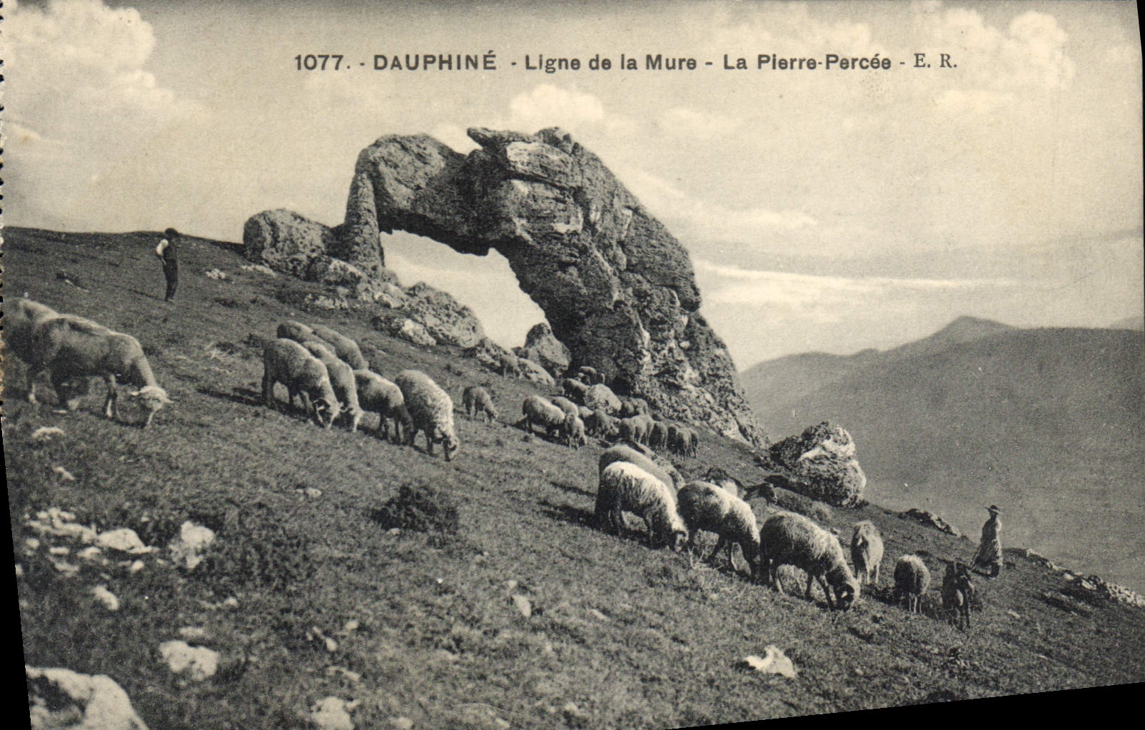 CPA Dauphine Ligne de la Mure La Pierre Percee Berger Moutons