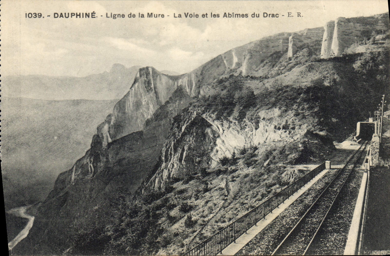 CPA Dauphine Ligne de la Mure La Voie et les Abimes du Drac