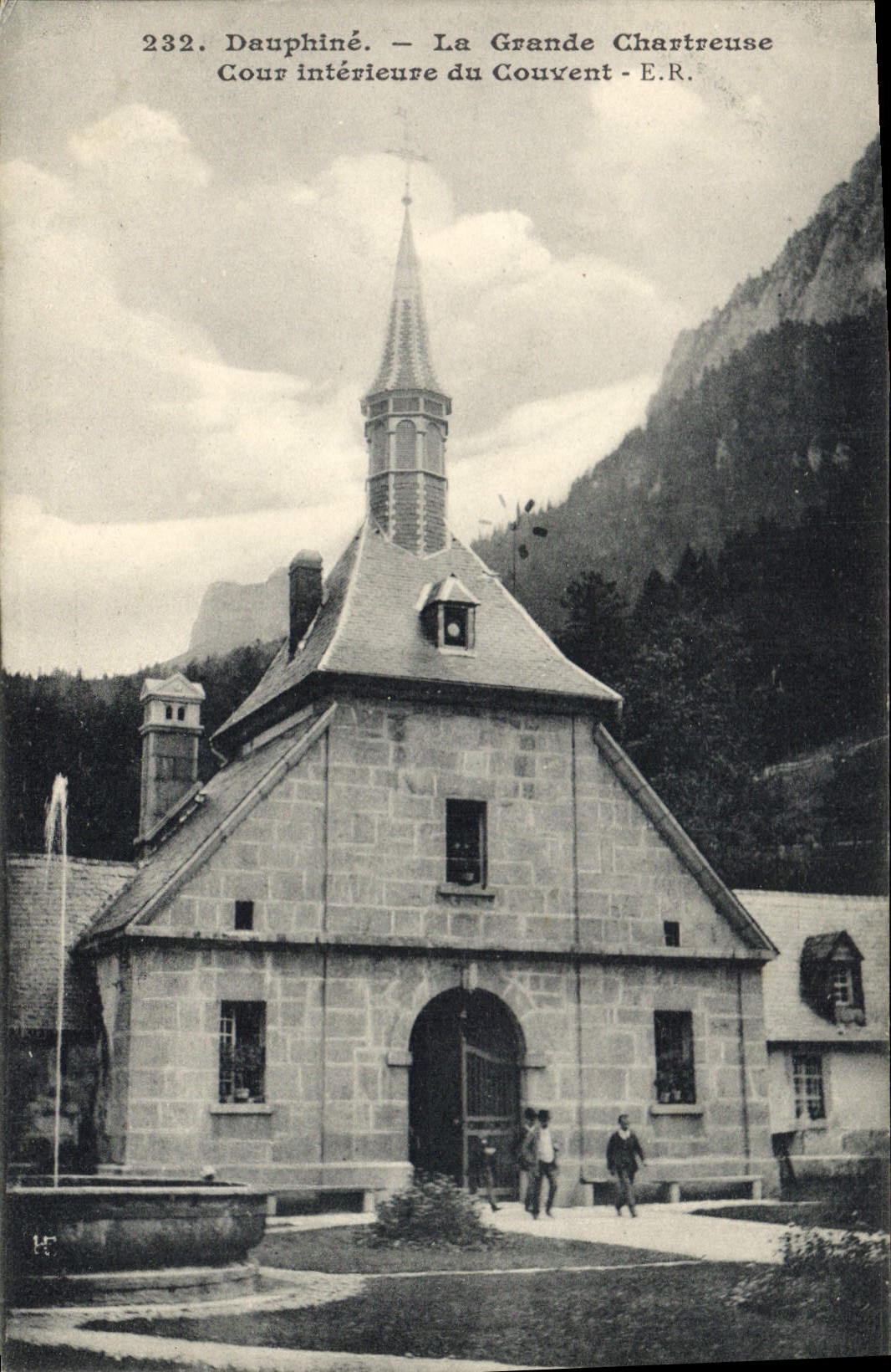 Dauphiné — La Grande Chartreuse — Cour intérieure du Couvent — E.R.
