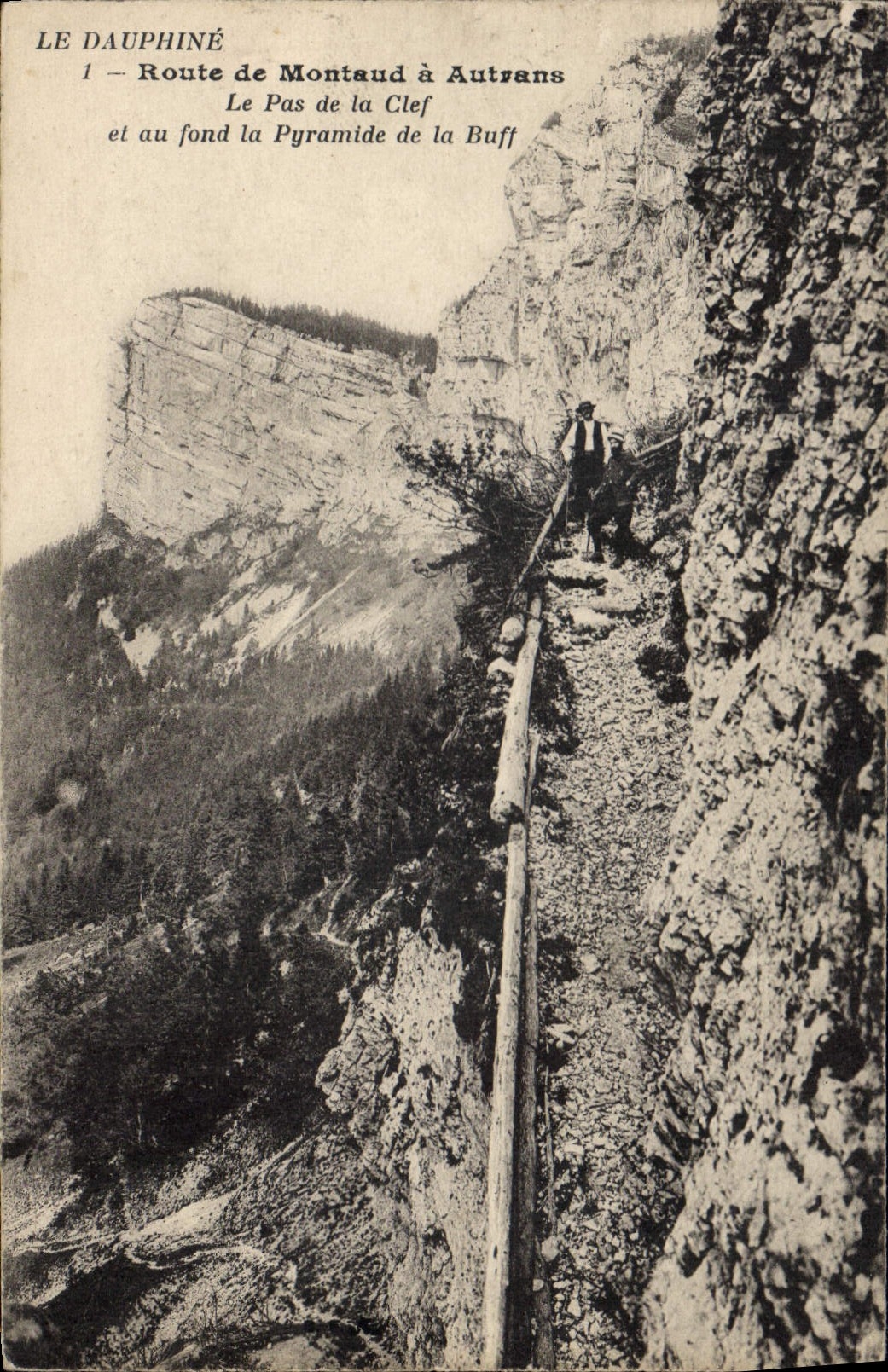 Le Dauphiné — Route de Montaud à Autrans, Le Pas de la Clef et au fond la Pyramide de la Buff — Imprimerie Catala