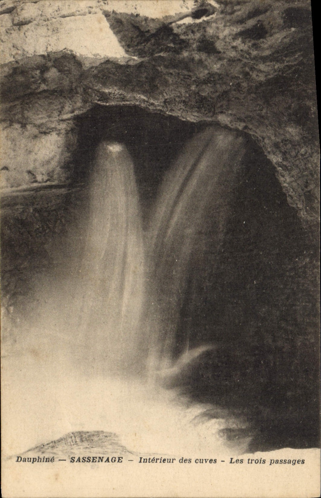 CPA Sassenage Interieur des cuves Les trois passages