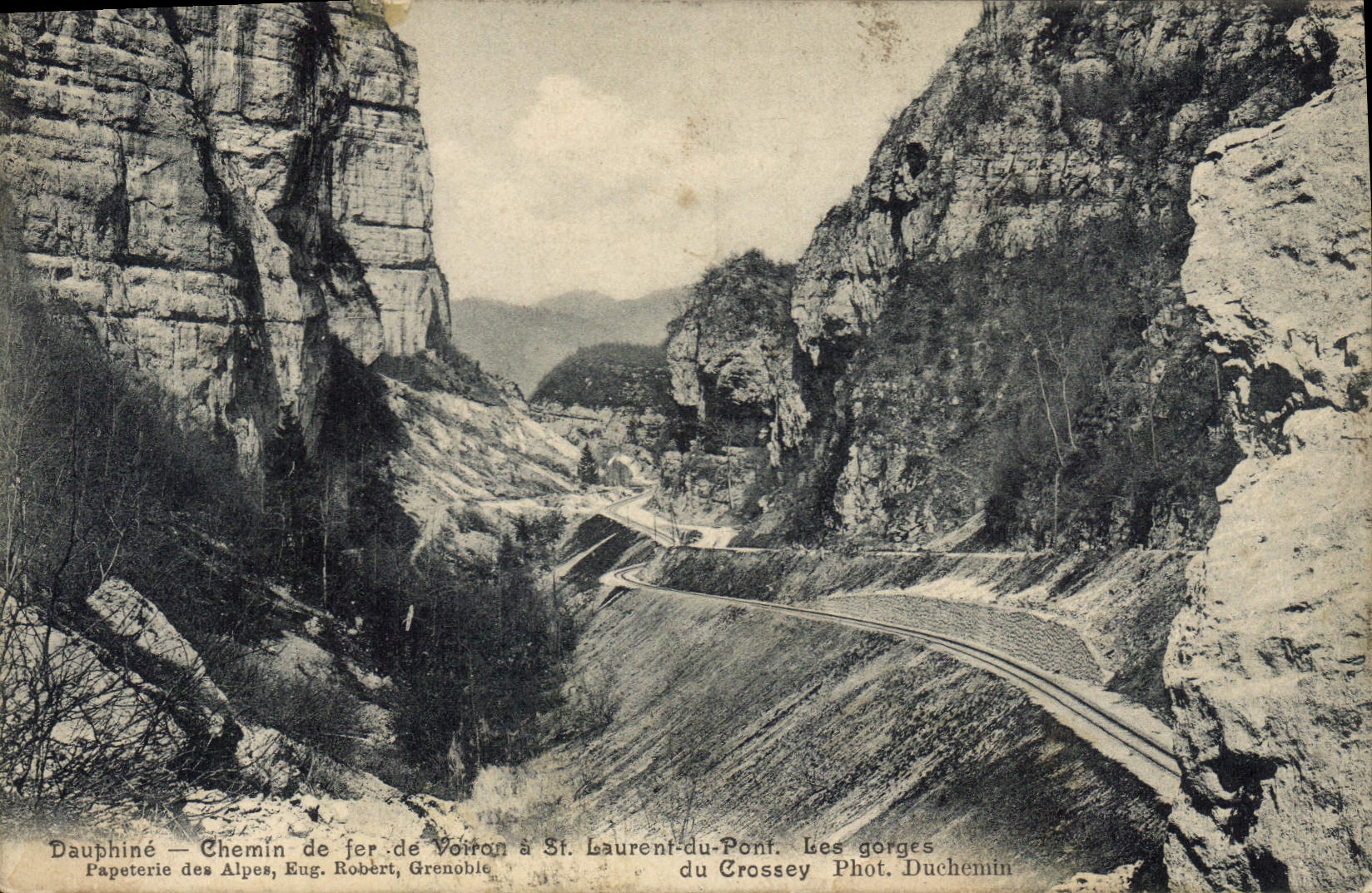 Dauphiné — Chemin de fer de Voiron à St. Laurent-du-Pont. Les gorges du Crossey — Phot. Duchemin, Grenoble
