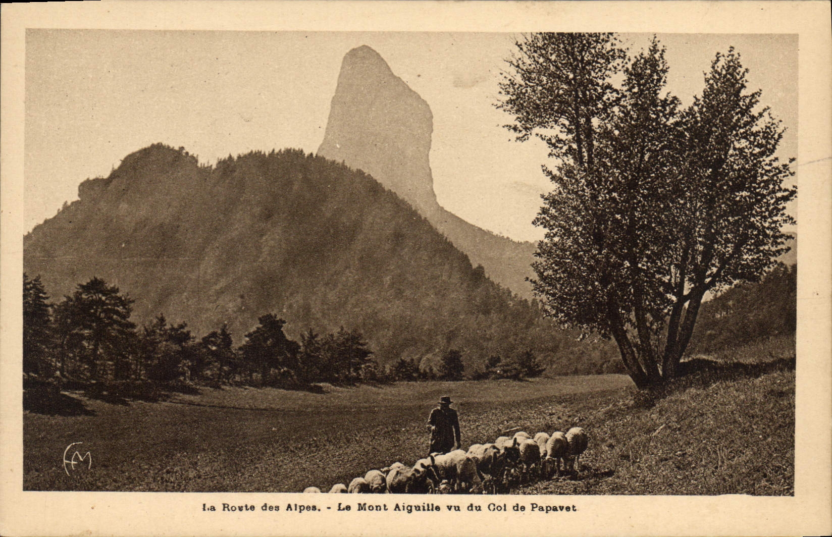Le Mont Aiguille vu du Col de Papavet — La Route des Alpes — Éditions Warnano