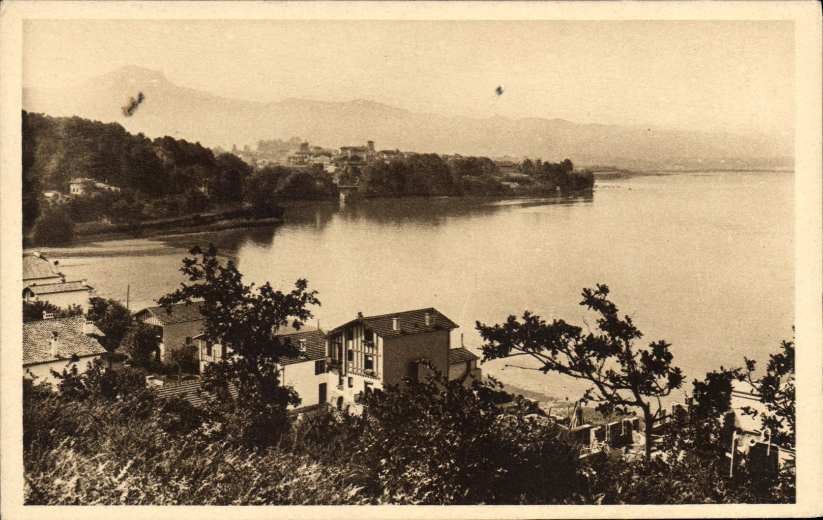 Hendaye (Basses-Pyrénées) — La Bidassoa et la vieille ville — Les Éditions d'Art Français, Paris