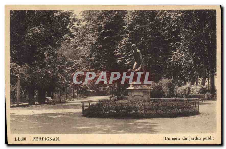 CPA Perpignan Un coin du jardin public