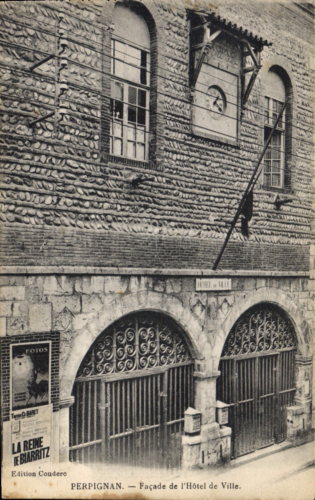 CPA Perpignan Facade de l'Hotel de Ville Coq La reine de Biarritz