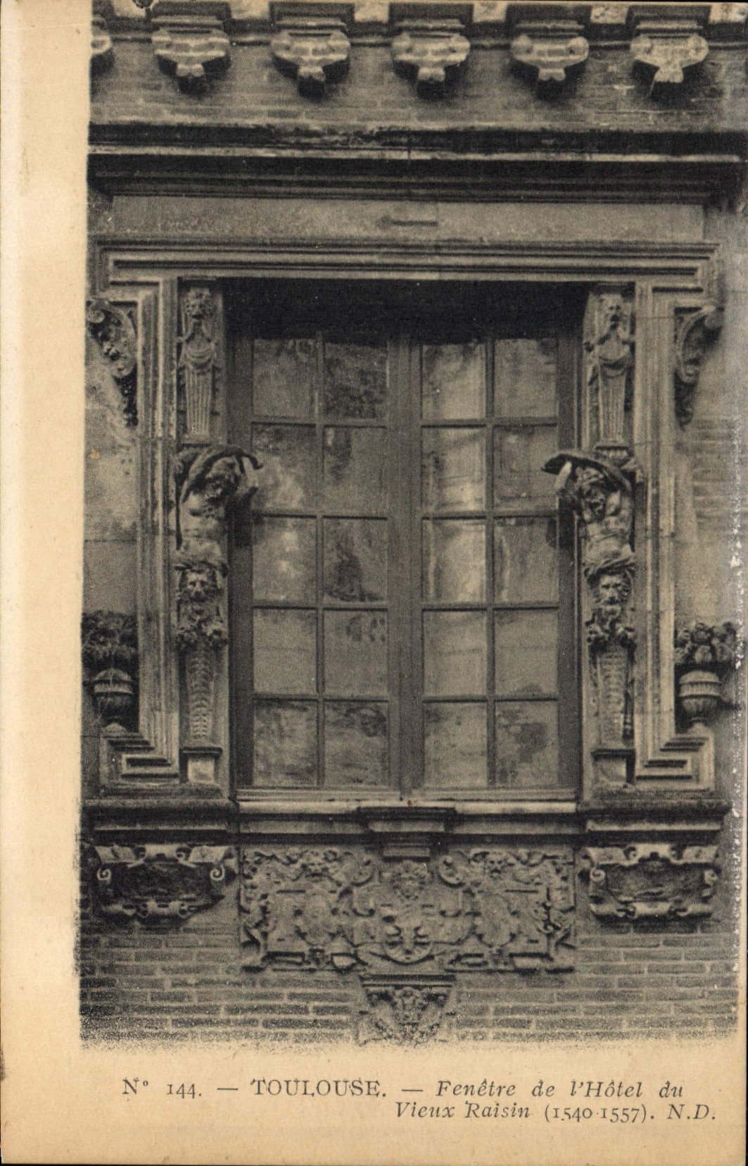 Toulouse — Fenêtre de l'Hôtel du Vieux Raisin (1540-1557) — N° 144