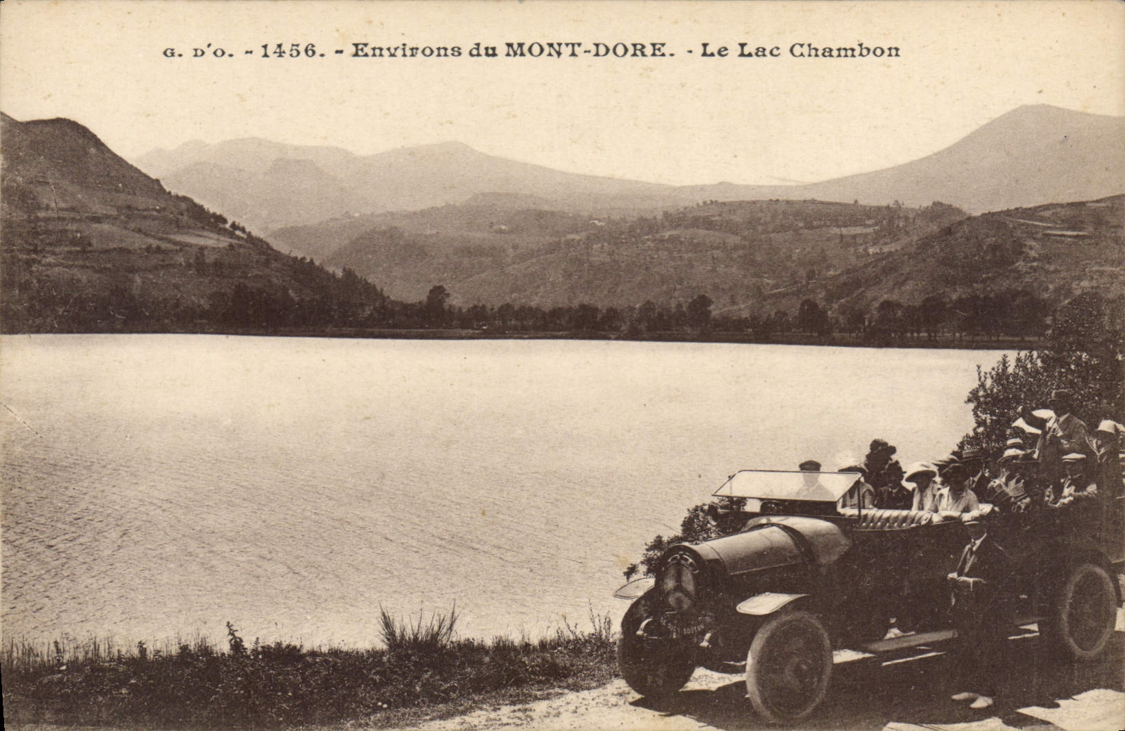 CPA Environs du Mont Dore Le Lac Chambon Automobile