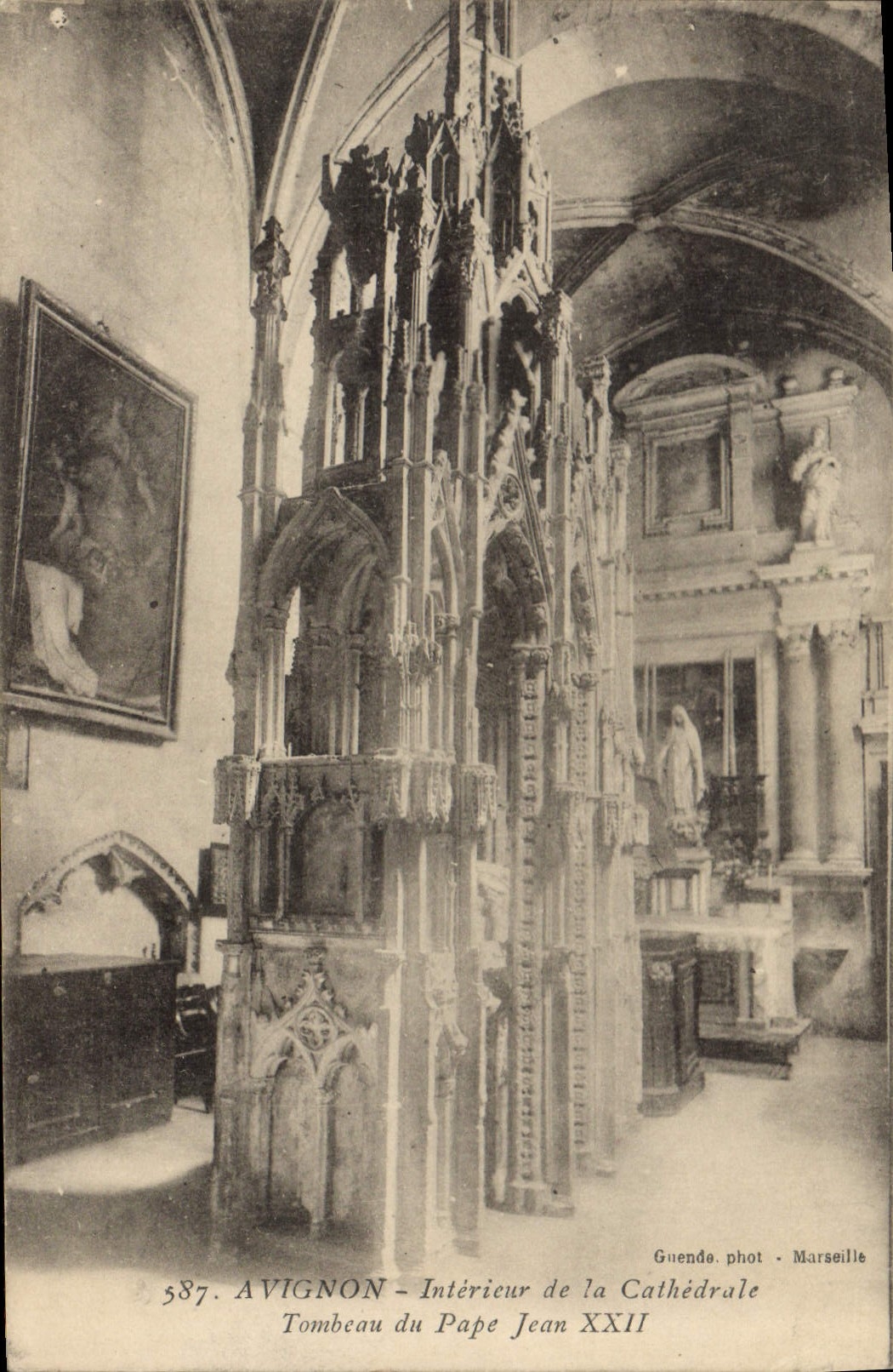 CPA Avignon Interieur de la Cathedrale Tombeau du Pape Jean XXII