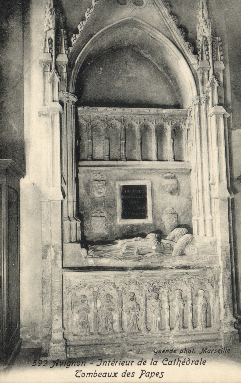 CPA Avignon Interieur de la Cathedrale Tombeaux des Papes