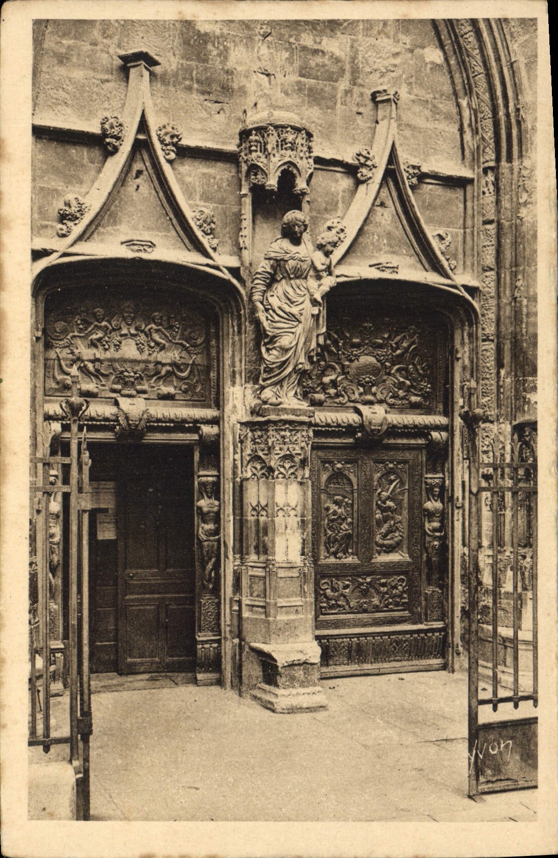 CPA Avignon Portail de l'Eglise Saint Pierre