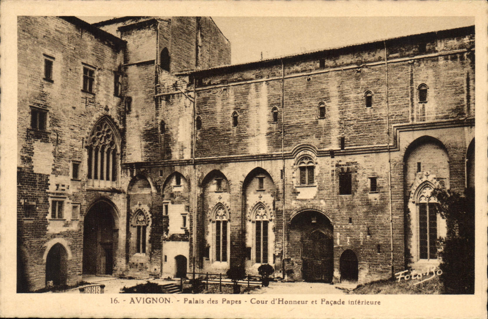 CPA Avignon Palais des Papes Cour d'Honneur et Facade Interieure