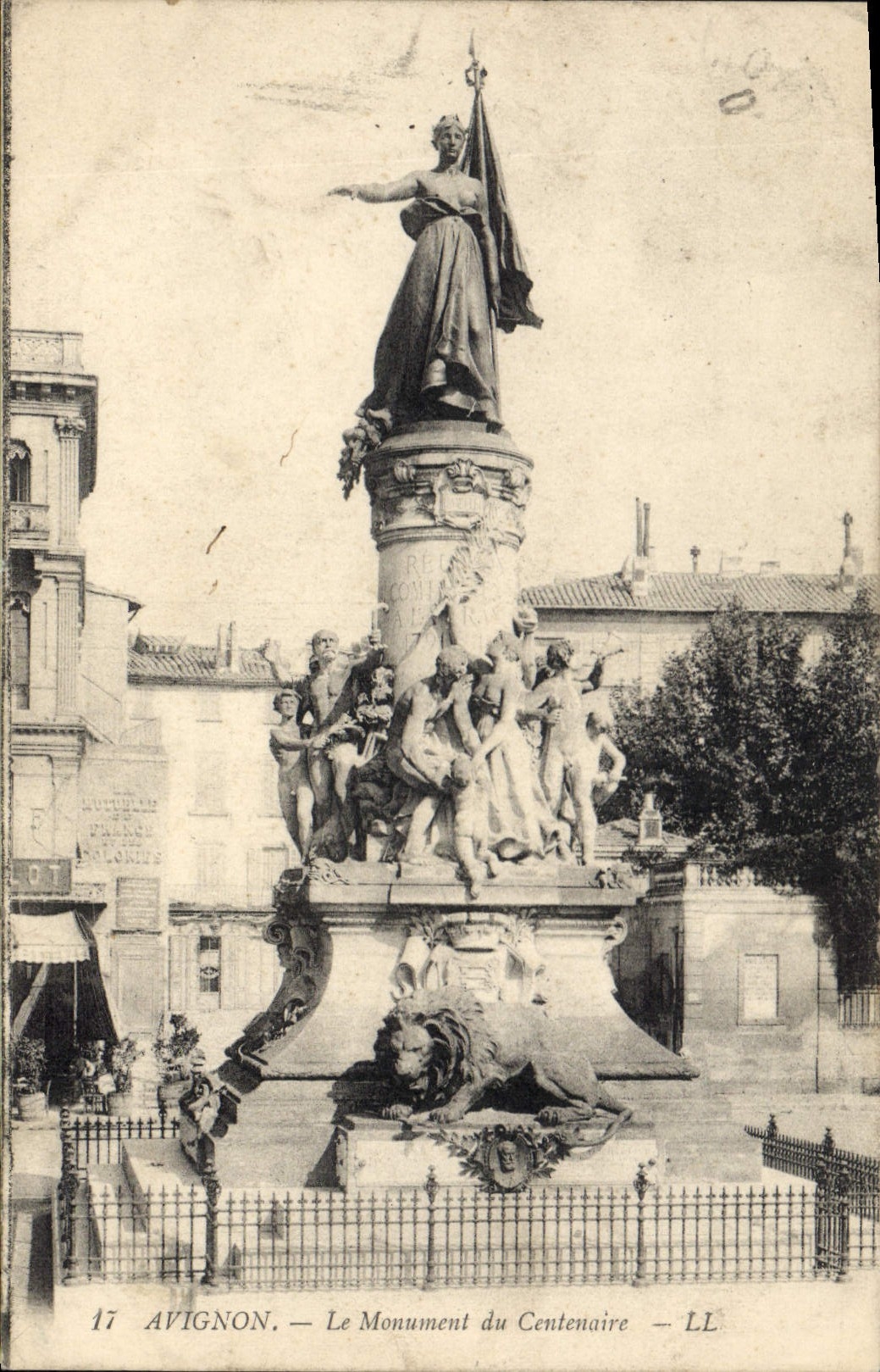 CPA Avignon Le Monument du Centenaire Lion
