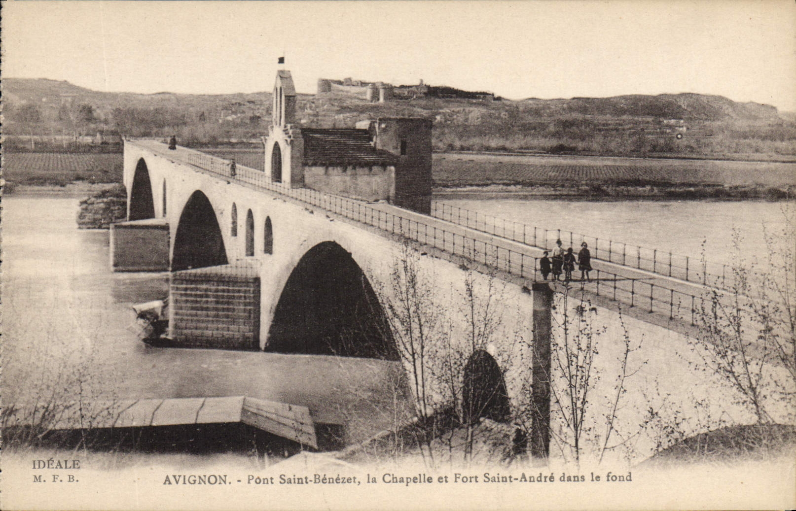 CPA Avignon Pont Saint Benezet la Chapelle et Fort Saint Andre dans le fond