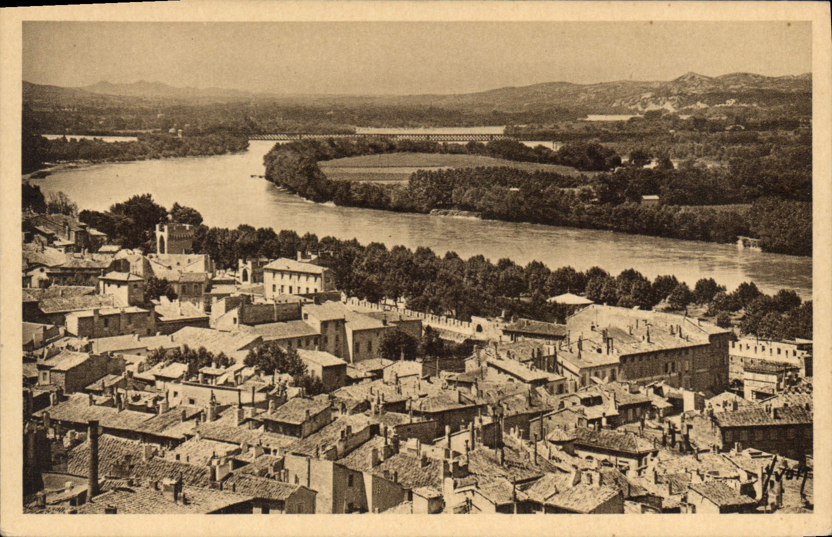 CPA Avignon Vue generale sur la Ville et le Rhone