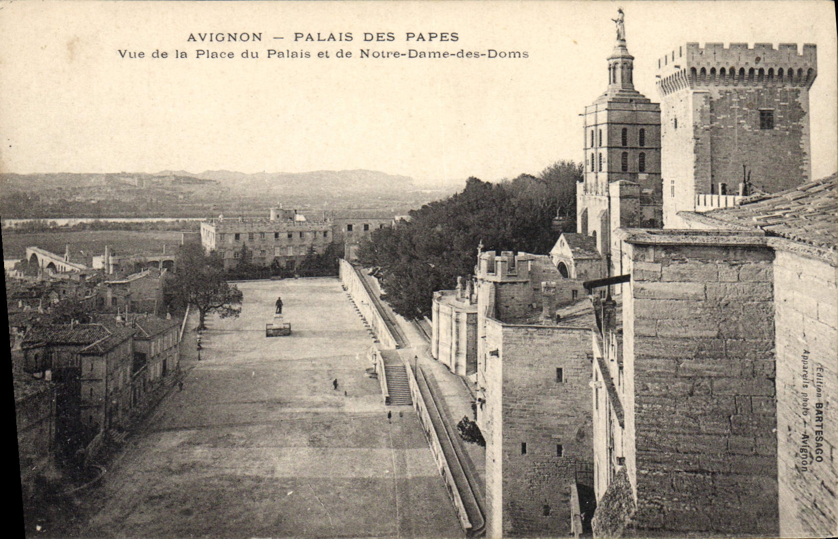 Avignon — Palais des Papes — Vue de la Place du Palais et de Notre-Dame-des-Doms — Édition Bartesaco
