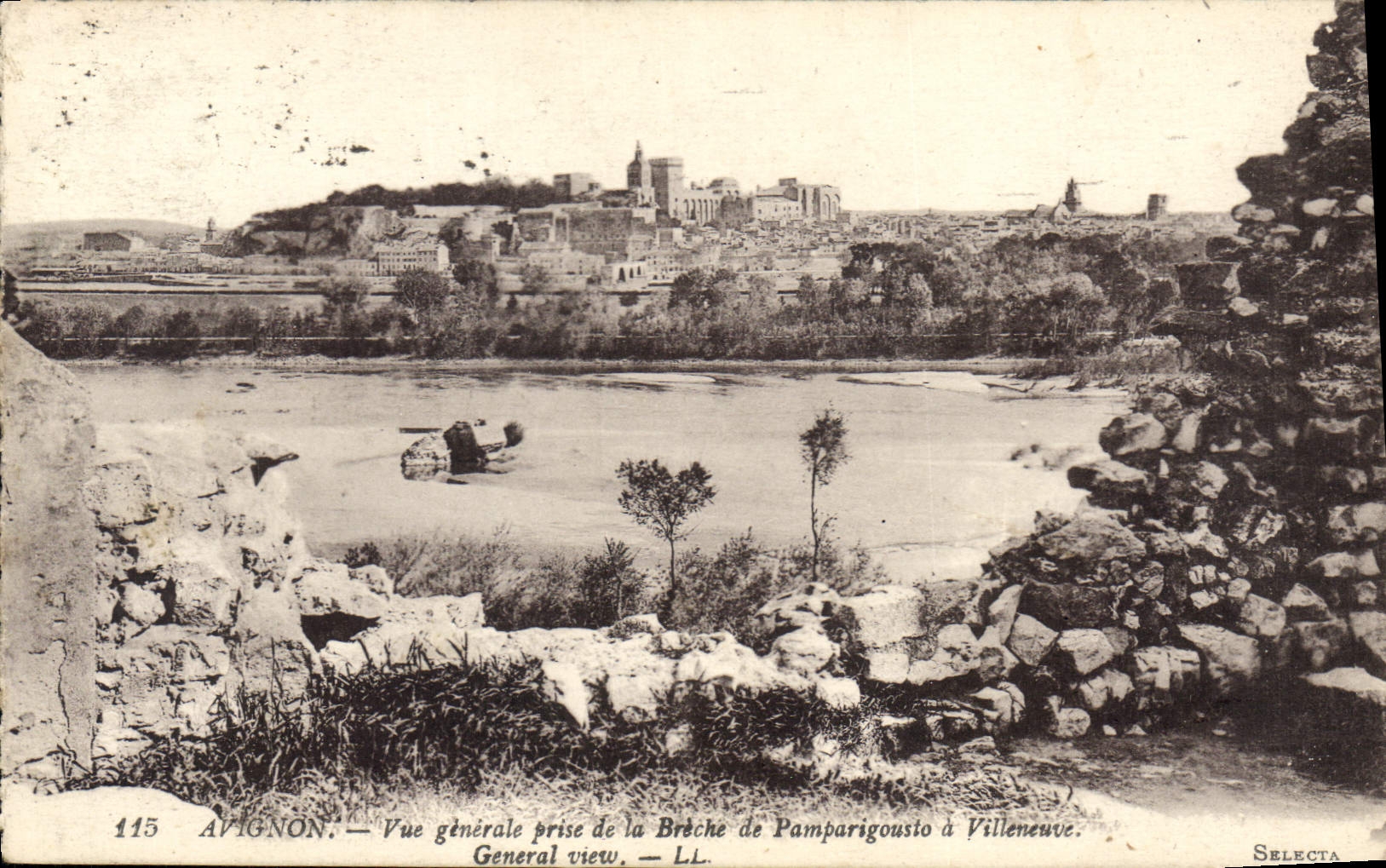CPA Avignon Vue generale prise de la Breche de Pamparigousto a Villeneuve