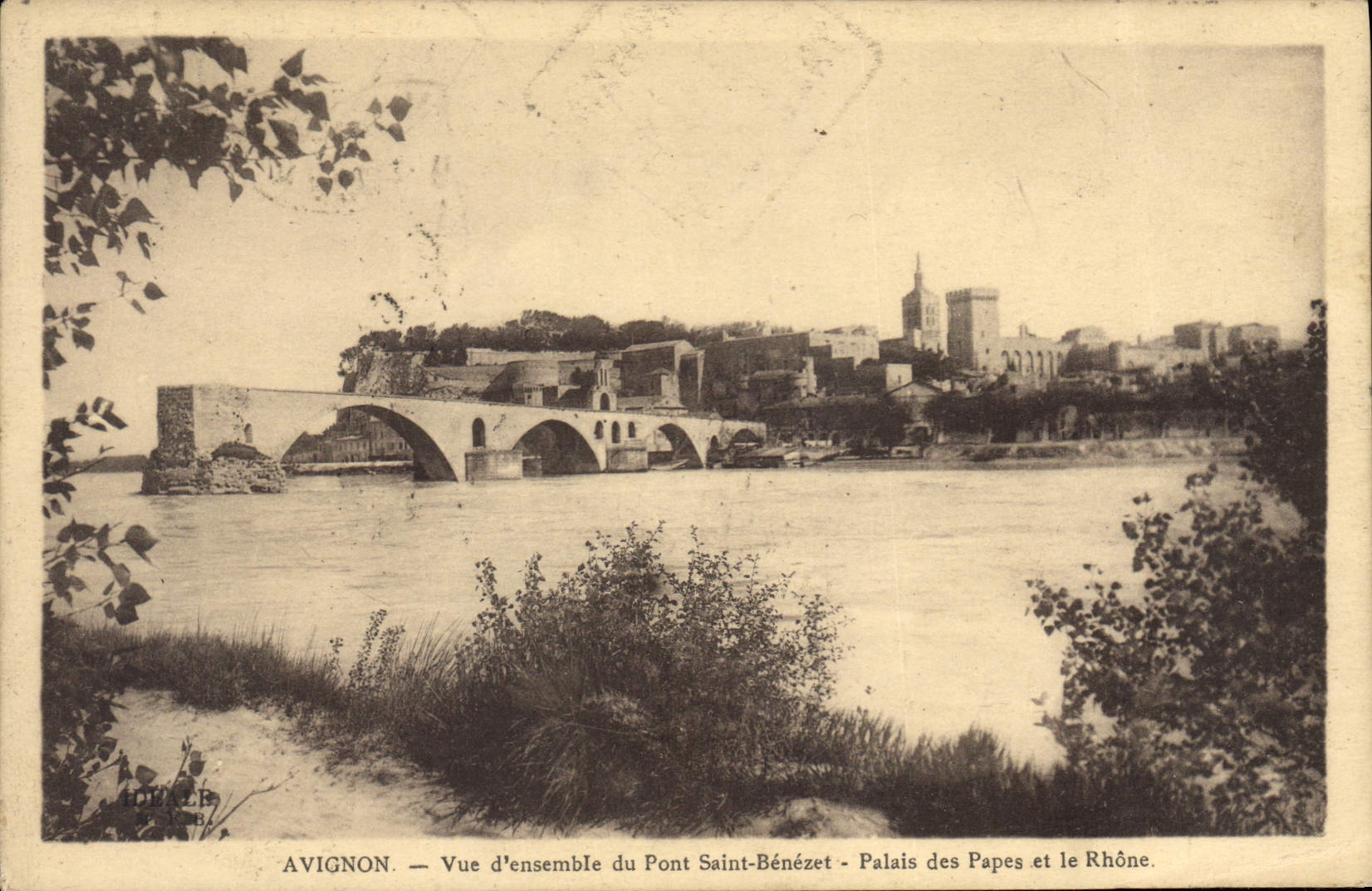 CPA Avignon Vue d'ensemble du pont Saint Benezet Palais des Papes et le Rhone